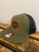 Load image into Gallery viewer, Square Leather Patch Hats Flatbill
