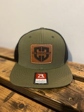 Load image into Gallery viewer, Square Leather Patch Hats Flatbill
